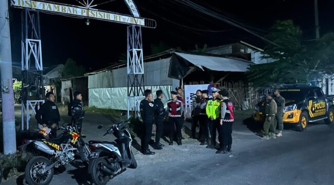 DITINGKATKAN: Sejumlah anggota Polres Probolinggo sedang melakukan patroli malam saat kampanye Pilkada Serentak 2024. (foto: Ali Ya'lu)