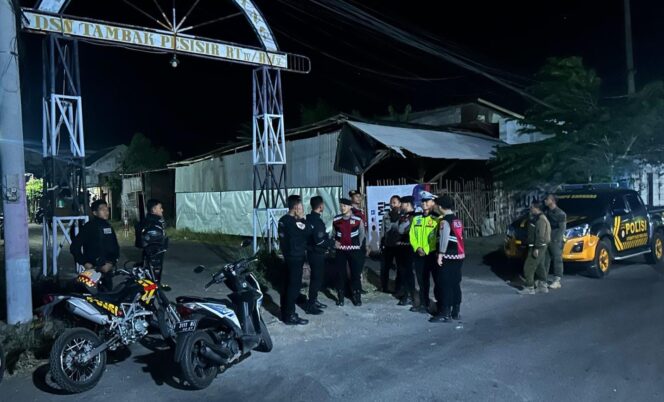 
					DITINGKATKAN: Sejumlah anggota Polres Probolinggo sedang melakukan patroli malam saat kampanye Pilkada Serentak 2024. (foto: Ali Ya'lu)