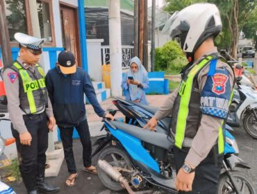 DITILANG: Anggota Satlantas Polres Probolinggo Kota saat menilang pengguna roda dua yang melanggar lalu lintas. (foto: Dok)
