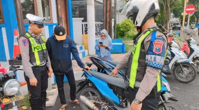 DITILANG: Anggota Satlantas Polres Probolinggo Kota saat menilang pengguna roda dua yang melanggar lalu lintas. (foto: Dok)
