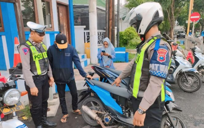 
					DITILANG: Anggota Satlantas Polres Probolinggo Kota saat menilang pengguna roda dua yang melanggar lalu lintas. (foto: Dok)
