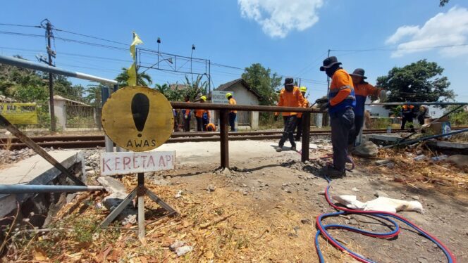 
					DITUTUP: Petugas KAI Daop 9 Jember memasang rel kereta api bekas untuk menutup permanen perlintasan liar di Desa Lemahkembar, Kecamatan Sumberasih, Kabupaten Probolinggo. (foto: Hafiz Rozani).
