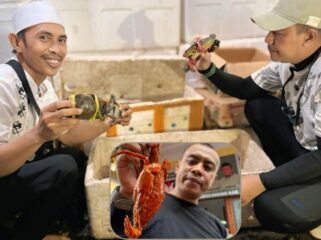 KEPITING: Pembudidaya kepiting, Abdul Wakik, menunjukkan budidaya yang baru dipanen ditemani Gus Haris. Insert: Kepiting matang yang siap dikonsumsi. (foto: Moch. Rochim).