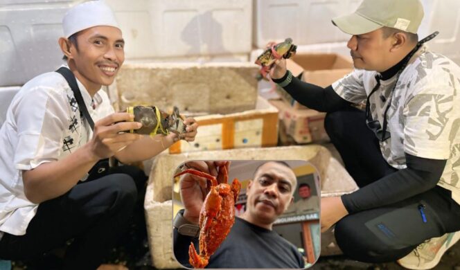 
					KEPITING: Pembudidaya kepiting, Abdul Wakik, menunjukkan budidaya yang baru dipanen ditemani Gus Haris. Insert: Kepiting matang yang siap dikonsumsi. (foto: Moch. Rochim).