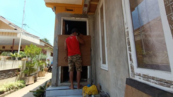 
					ANTISIPASI: Seorang tukang sedang memasang pembatas air di pintu rumah warga Desa/Kecamatan Dringu, Kabupaten Probolinggo. (foto: Hafiz Rozani)
