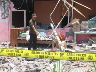 Kondisi rumah yang hancur akibat petasan rakitan. (Foto : Asmadi)