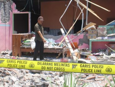 Kondisi rumah yang hancur akibat petasan rakitan. (Foto : Asmadi)