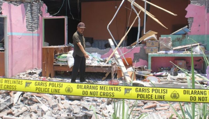 
					Kondisi rumah yang hancur akibat petasan rakitan. (Foto : Asmadi)