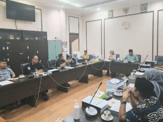 DPRD Kabupaten Pasuruan menggelar rapat dengan KPU.
