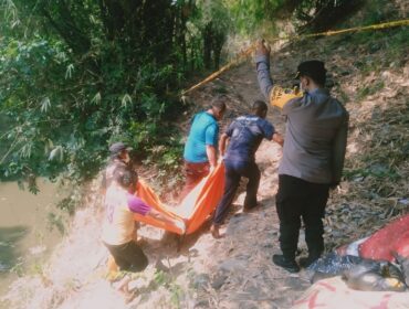 Mayat di Sungai Kecicang Gempol dievakuasi. 