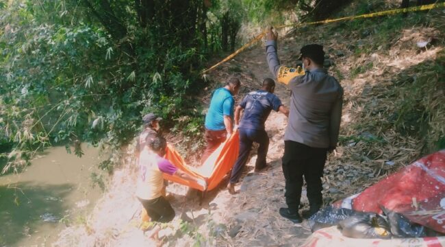 Mayat di Sungai Kecicang Gempol dievakuasi. 