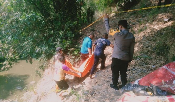 
					Mayat di Sungai Kecicang Gempol dievakuasi. 