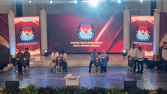 
					Situasi  debat paslon di Gedung Widya Harja, Kota Probolinggo.