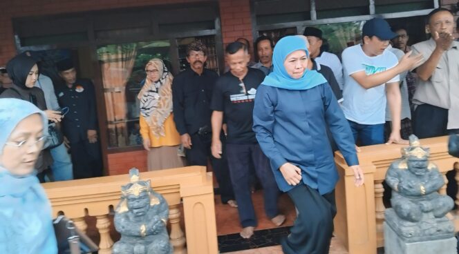 
					Calon Gubernur Jatim, Khofifah Indar Parawansa temui tokoh umat Hindu di Desa Kandangan, Lumajang.