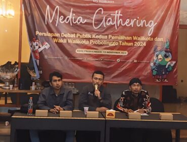 Ketua KPU Kota Probolinggo Radfan Faisal bersama komisioner KPU saat menghadiri media gathering