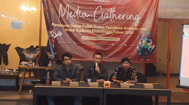 Ketua KPU Kota Probolinggo Radfan Faisal bersama komisioner KPU saat menghadiri media gathering