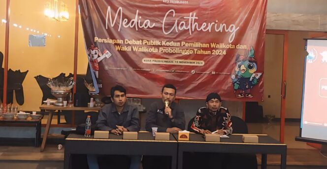 
					Ketua KPU Kota Probolinggo Radfan Faisal bersama komisioner KPU saat menghadiri media gathering