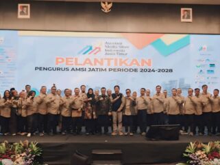 DILANTIK: Pengurus AMSI Jatim Periode 2024-2028 berfoto bersama usai resmi dilantik, Rabu (30/11/24) pagi. (Foto: AMSI Jatim).
