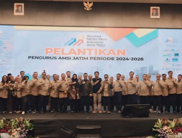 DILANTIK: Pengurus AMSI Jatim Periode 2024-2028 berfoto bersama usai resmi dilantik, Rabu (30/11/24) pagi. (Foto: AMSI Jatim).
