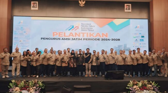 DILANTIK: Pengurus AMSI Jatim Periode 2024-2028 berfoto bersama usai resmi dilantik, Rabu (30/11/24) pagi. (Foto: AMSI Jatim).
