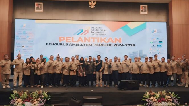 
					DILANTIK: Pengurus AMSI Jatim Periode 2024-2028 berfoto bersama usai resmi dilantik, Rabu (30/11/24) pagi. (Foto: AMSI Jatim).
