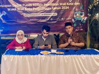 Dua komisioner KPU Kota Probolinggo, Viki Hamzah dan Mat Rosid saat memberikan paparan jelang debat pamungkas pada Rabu malam (20/11/24).
