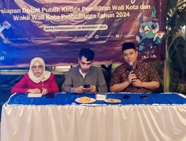 Dua komisioner KPU Kota Probolinggo, Viki Hamzah dan Mat Rosid saat memberikan paparan jelang debat pamungkas pada Rabu malam (20/11/24).
