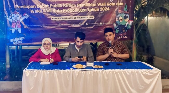 Dua komisioner KPU Kota Probolinggo, Viki Hamzah dan Mat Rosid saat memberikan paparan jelang debat pamungkas pada Rabu malam (20/11/24).
