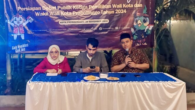 
					Dua komisioner KPU Kota Probolinggo, Viki Hamzah dan Mat Rosid saat memberikan paparan jelang debat pamungkas pada Rabu malam (20/11/24).
