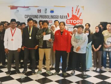 SOLID: Koalisi aktifis mahasiswa di Probolinggo deklarasi anti politik uang menyambut Pilkada Serentak 2024. (foto: Ali Ya’lu).