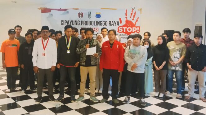 
					SOLID: Koalisi aktifis mahasiswa di Probolinggo deklarasi anti politik uang menyambut Pilkada Serentak 2024. (foto: Ali Ya’lu).