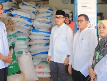 Pj Walikota Probolinggo, M. Taufik Kurniawan dan sejumlah OPD sidak di kios pupuk (Foto: Istimewa)