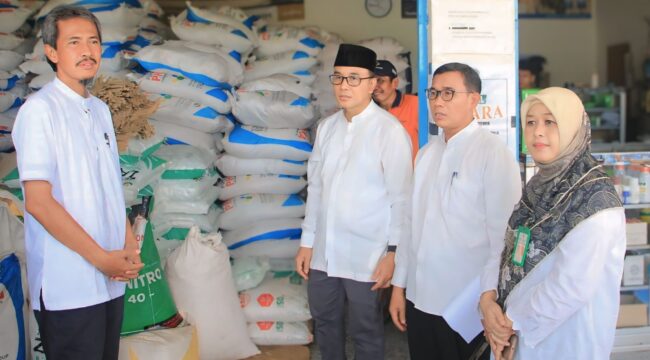 Pj Walikota Probolinggo, M. Taufik Kurniawan dan sejumlah OPD sidak di kios pupuk (Foto: Istimewa)