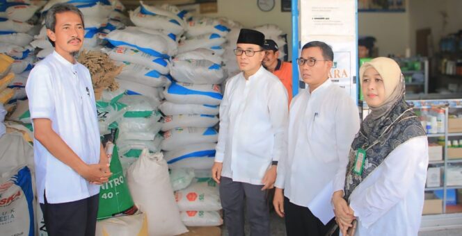 
					Pj Walikota Probolinggo, M. Taufik Kurniawan dan sejumlah OPD sidak di kios pupuk (Foto: Istimewa)