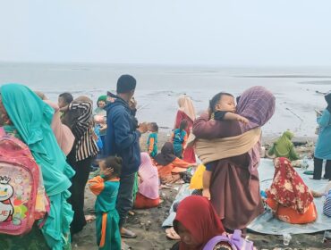 BARU: Sejumlah warga sedang bersantai di Pantai Karanganom, objek wisata baru yang mulai melejit di Kabupaten Probolinggo. (foto: Ali Ya’lu).