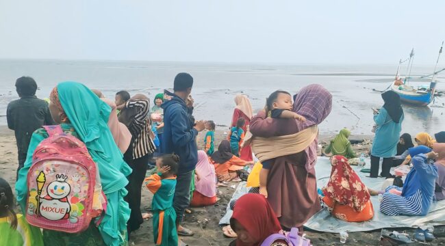 BARU: Sejumlah warga sedang bersantai di Pantai Karanganom, objek wisata baru yang mulai melejit di Kabupaten Probolinggo. (foto: Ali Ya’lu).