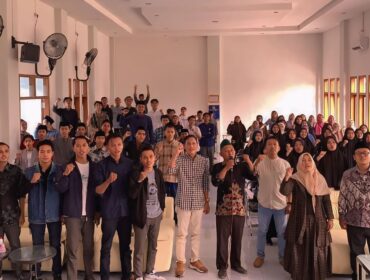 TIM PEMANTAU: Sejumlah Mahasiswa siap terjun ke TPS-TPS di wilayah Kabupaten Probolinggo untuk memantau proses pilkada. (foto: istimewa).