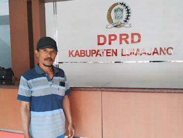 Ketua MPM usai menyerahkan berkas ke Resepsionis DPRD Lumajang.
