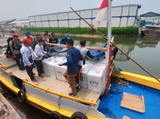 DIKIRIM: Logistik Pilkada Serentak 2024 diangkut menggunakan perahu penyeberangan dari Pelabuhan Tanjung Tembaga menuju Pulau Gili. (foto: Hafiz Rozani)
