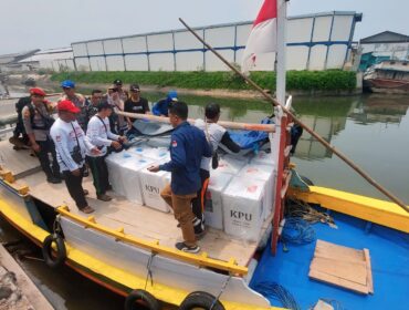 DIKIRIM: Logistik Pilkada Serentak 2024 diangkut menggunakan perahu penyeberangan dari Pelabuhan Tanjung Tembaga menuju Pulau Gili. (foto: Hafiz Rozani)
