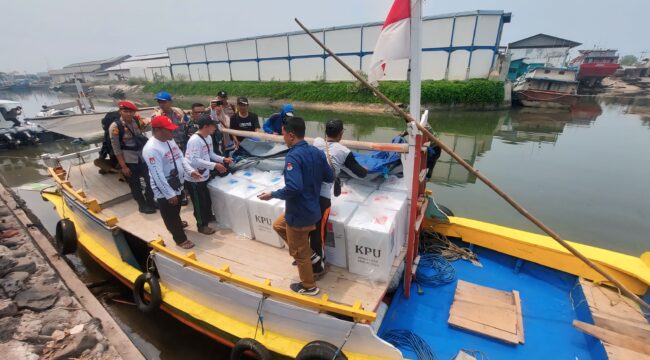 DIKIRIM: Logistik Pilkada Serentak 2024 diangkut menggunakan perahu penyeberangan dari Pelabuhan Tanjung Tembaga menuju Pulau Gili. (foto: Hafiz Rozani)
