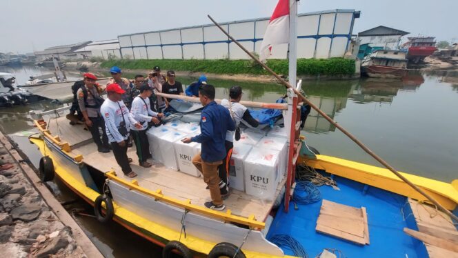 
					DIKIRIM: Logistik Pilkada Serentak 2024 diangkut menggunakan perahu penyeberangan dari Pelabuhan Tanjung Tembaga menuju Pulau Gili. (foto: Hafiz Rozani)
