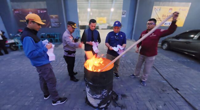 DIBAKAR: Proses pemusnahan surat suara oleh KPU, Bawaslu, dan Polres Probolinggo Kota. (foto: Hafiz Rozani).
