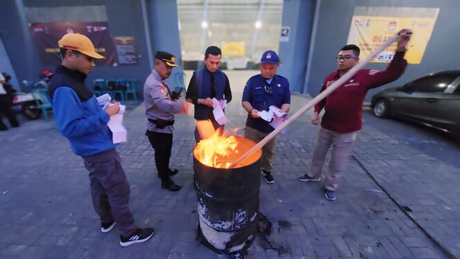 
					DIBAKAR: Proses pemusnahan surat suara oleh KPU, Bawaslu, dan Polres Probolinggo Kota. (foto: Hafiz Rozani).
