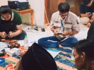 OTT: Ketua Bawaslu Kab. Pasuruan, Arie Yoeniato (baju putih), sedang mengidentifikasi dugaan praktik politik uang di wilayah Kecamatan Rejoso. (foto: Moh. Rois).
