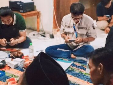 OTT: Ketua Bawaslu Kab. Pasuruan, Arie Yoeniato (baju putih), sedang mengidentifikasi dugaan praktik politik uang di wilayah Kecamatan Rejoso. (foto: Moh. Rois).
