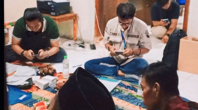 OTT: Ketua Bawaslu Kab. Pasuruan, Arie Yoeniato (baju putih), sedang mengidentifikasi dugaan praktik politik uang di wilayah Kecamatan Rejoso. (foto: Moh. Rois).
