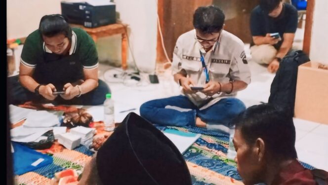 
					OTT: Ketua Bawaslu Kab. Pasuruan, Arie Yoeniato (baju putih), sedang mengidentifikasi dugaan praktik politik uang di wilayah Kecamatan Rejoso. (foto: Moh. Rois).
