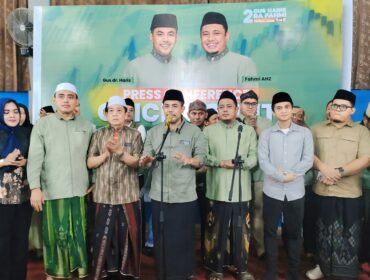 KONFERENSI PERS: Gus Haris dan Ra Fahmi (tengah) saat menggelar konferensi pers menyikapi hasil quick count Pilkada Kab. Probolinggo. (foto: Ali Ya'lu)
