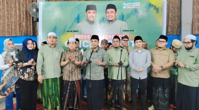 KONFERENSI PERS: Gus Haris dan Ra Fahmi (tengah) saat menggelar konferensi pers menyikapi hasil quick count Pilkada Kab. Probolinggo. (foto: Ali Ya'lu)
